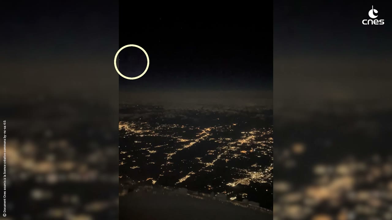 Light / Orb, Chevron / V-Shape, Formation / Multiple, Shape-Changing sighting