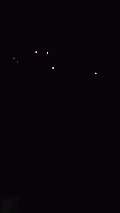 Light / Orb, Chevron / V-Shape sighting