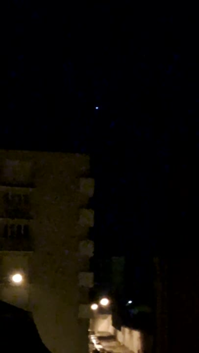 Light / Orb, Chevron / V-Shape sighting
